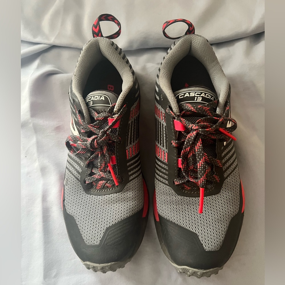 Brooks Cascadia 13 in grey and pink size 7 running shoe